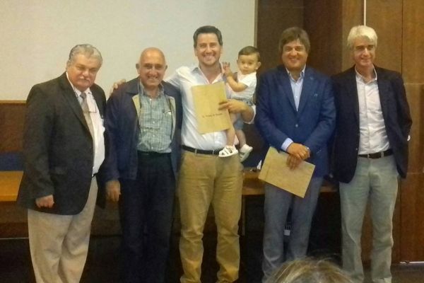 Dr. Di Pascua recibe título de Especialista en Implantología Oral